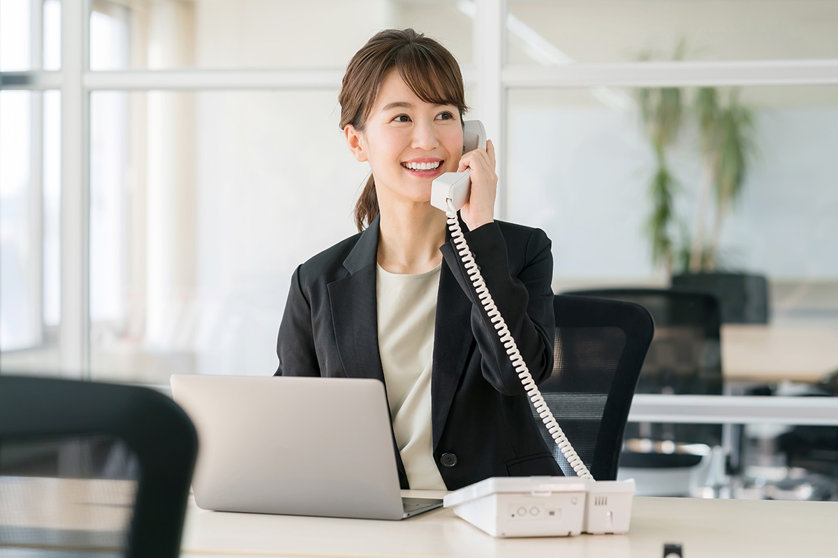 お問い合わせフォーム、ビデオ会議、電話で気軽に相談できる様子