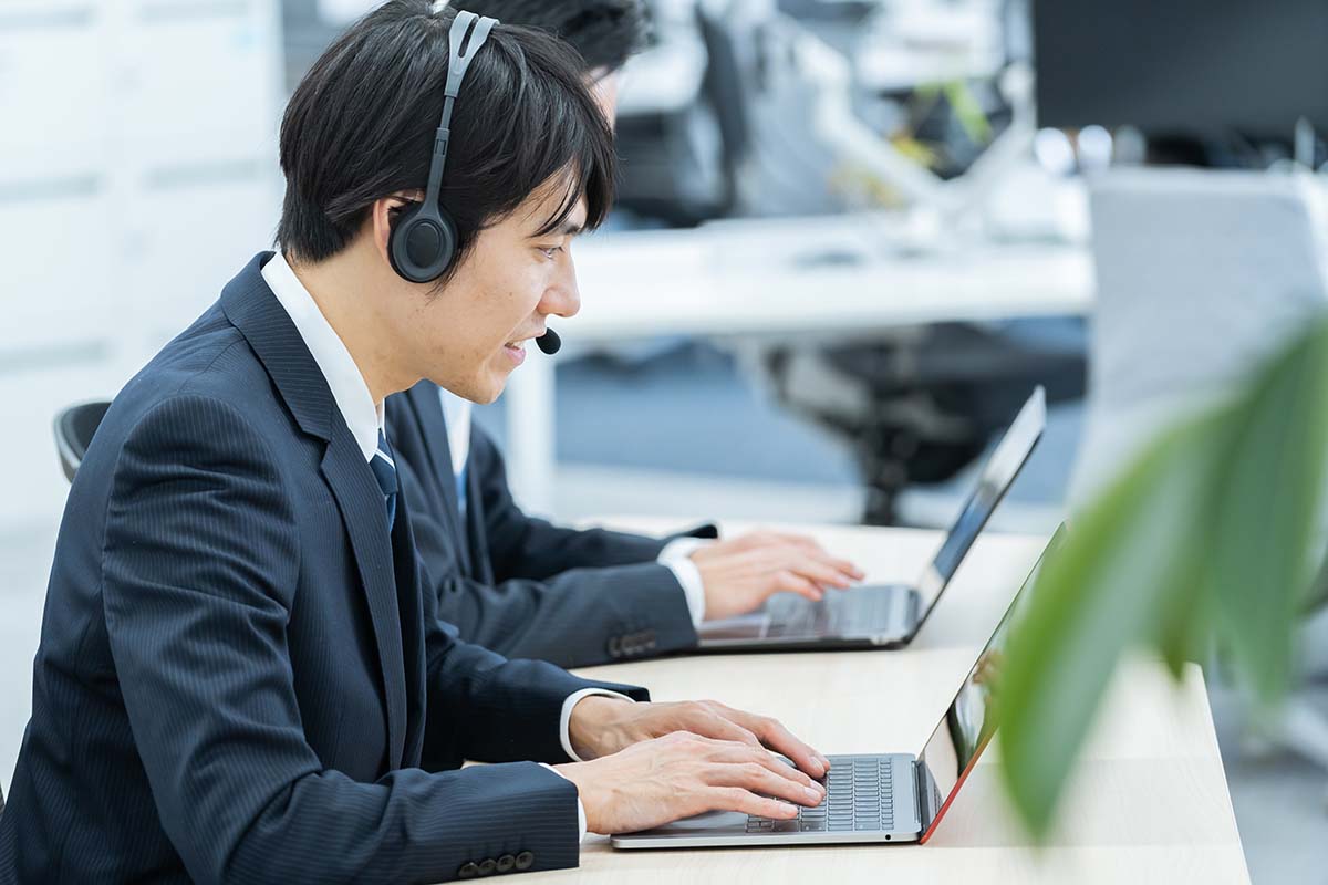 オンライン会議で詳しいビジネス状況やターゲット顧客についてヒアリングしている様子